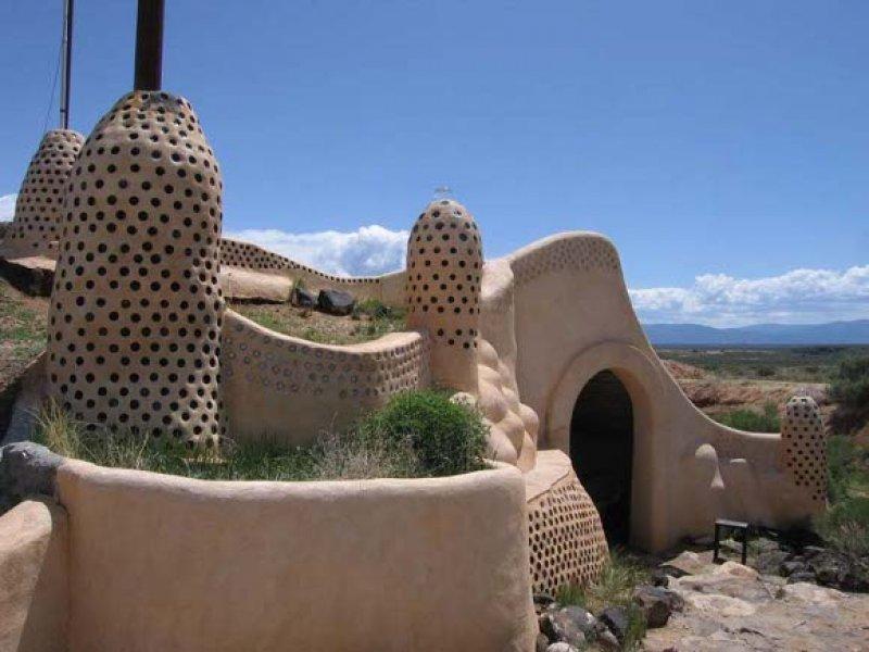 Mimar Michael Reynolds geri dönüşüm malzemeleri ile ev yapıyor