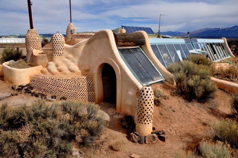 Mimar Michael Reynolds geri dönüşüm malzemeleri ile ev yapıyor