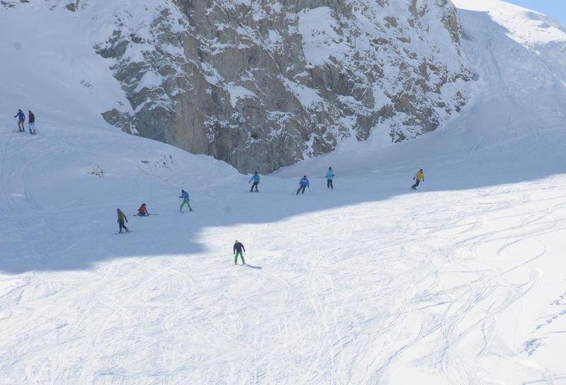 Hakkari'de 2 bin 700 rakımda kayak keyfi 