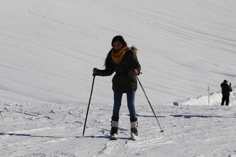 Hakkari'de 2 bin 700 rakımda kayak keyfi 