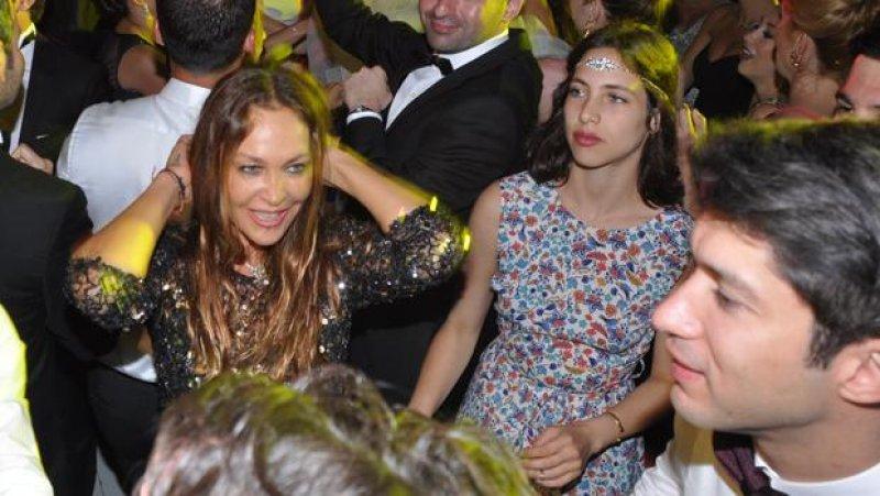 Hülya Avşar kızı Zehra'ya cip aldı