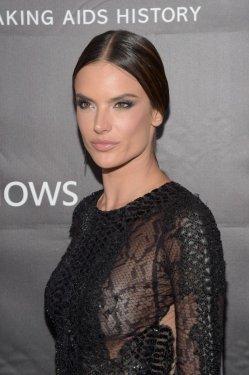 Cristiano Ronaldo ünlü manken Alessandra ile poz verdi