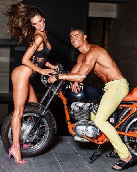 Cristiano Ronaldo ünlü manken Alessandra ile poz verdi