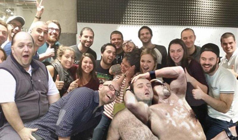 Sosyal medyanın yeni ikonu: Stajın ilk günü uyuyan adam