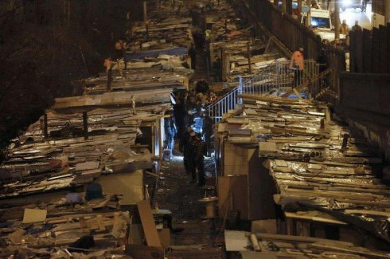 Romanlar Fransa'da kendilerine köy inşa ettiler