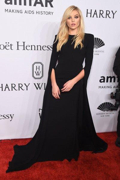 Yardım gecesinde güzeller geçidi