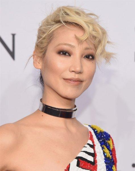 Yardım gecesinde güzeller geçidi