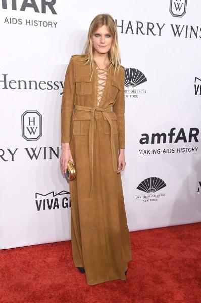 Yardım gecesinde güzeller geçidi