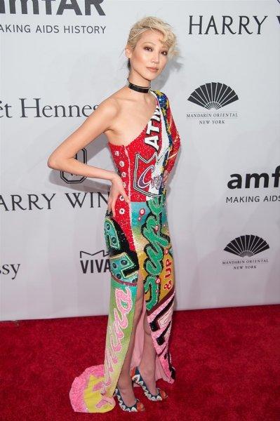 Yardım gecesinde güzeller geçidi