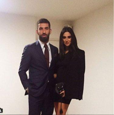 Arda Turan Aslıhan Doğan'la ilk kez el ele görüntülendi