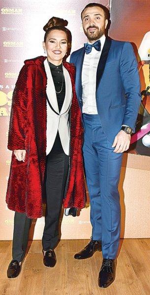 Şahan Gökbakar eşi ile el ele 