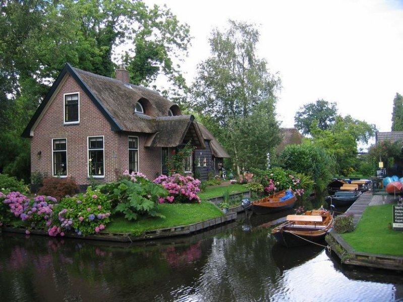 Arabanın yasak olduğu köy: Giethoorn