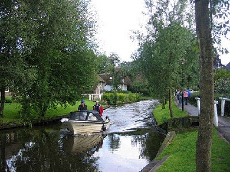 Arabanın yasak olduğu köy: Giethoorn