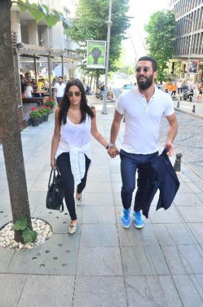 Arda Turan Aslıhan Doğan'la ilk kez el ele görüntülendi