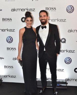 Arda Turan Aslıhan Doğan'la ilk kez el ele görüntülendi