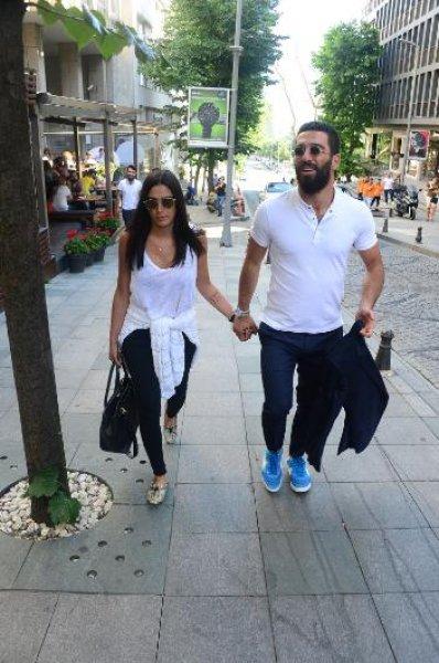 Arda Turan Aslıhan Doğan'la ilk kez el ele görüntülendi