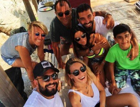 Arda Turan Aslıhan Doğan'la ilk kez el ele görüntülendi