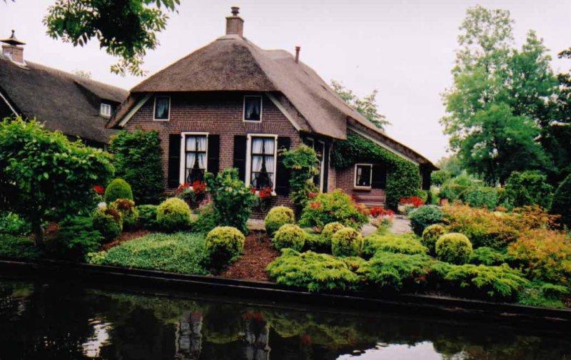 Arabanın yasak olduğu köy: Giethoorn
