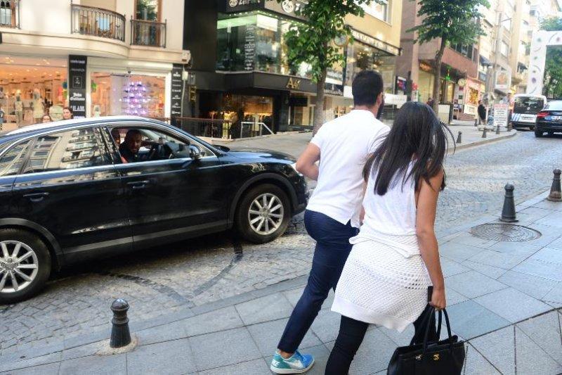 Arda Turan Aslıhan Doğan'la ilk kez el ele görüntülendi