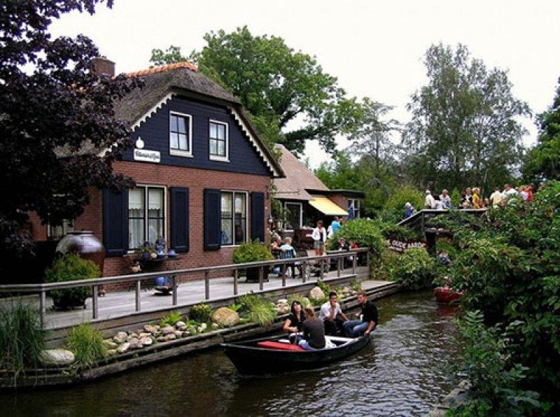 Arabanın yasak olduğu köy: Giethoorn