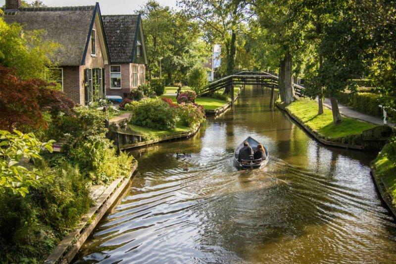 Arabanın yasak olduğu köy: Giethoorn