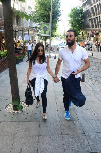 Arda Turan Aslıhan Doğan'la ilk kez el ele görüntülendi