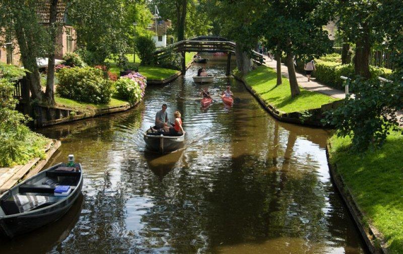 Arabanın yasak olduğu köy: Giethoorn