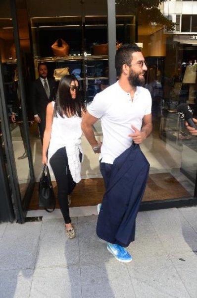 Arda Turan Aslıhan Doğan'la ilk kez el ele görüntülendi