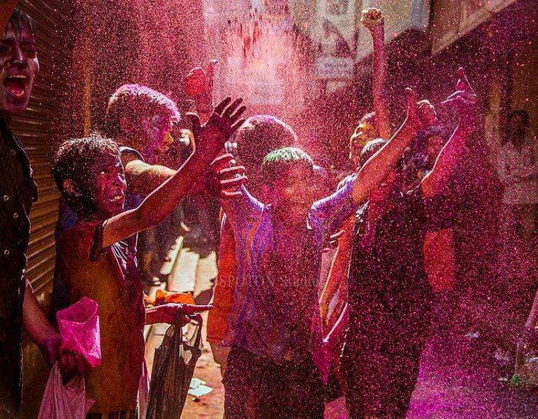 Doğa ile iç içe oyun oynayan çocuklar