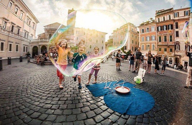 Doğa ile iç içe oyun oynayan çocuklar