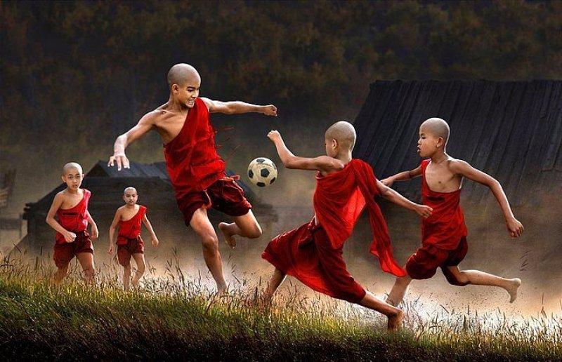 Doğa ile iç içe oyun oynayan çocuklar