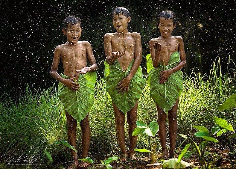 Doğa ile iç içe oyun oynayan çocuklar