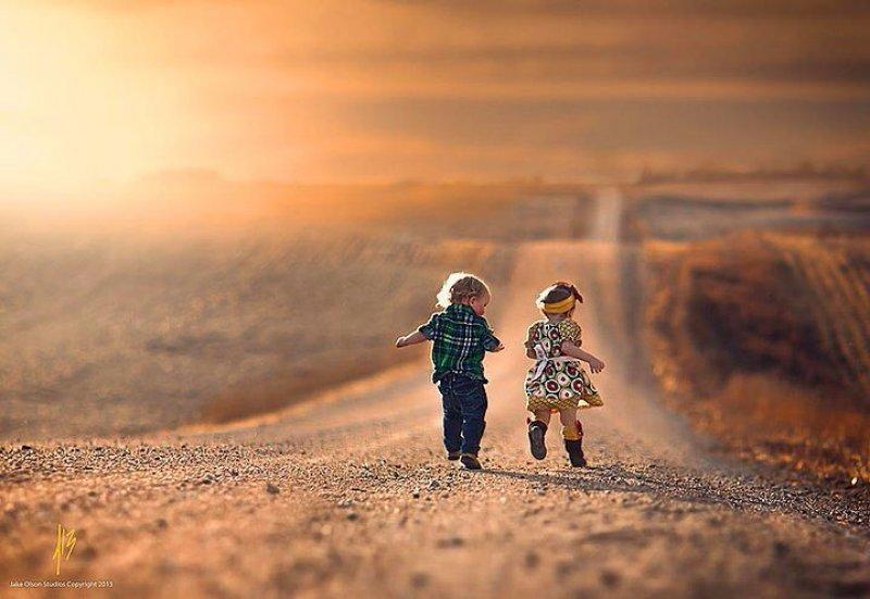 Doğa ile iç içe oyun oynayan çocuklar