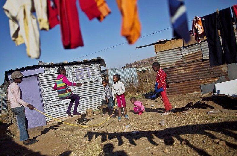 Doğa ile iç içe oyun oynayan çocuklar