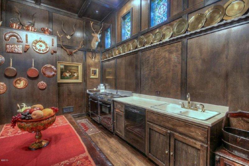 İç dekorasyonuyla kaleyi andıran tarihi ev