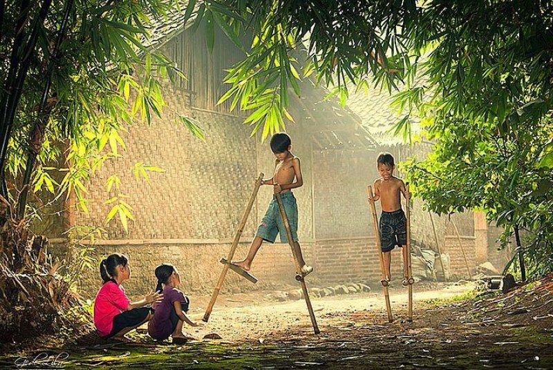 Doğa ile iç içe oyun oynayan çocuklar