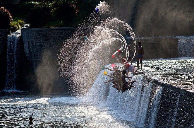 Doğa ile iç içe oyun oynayan çocuklar