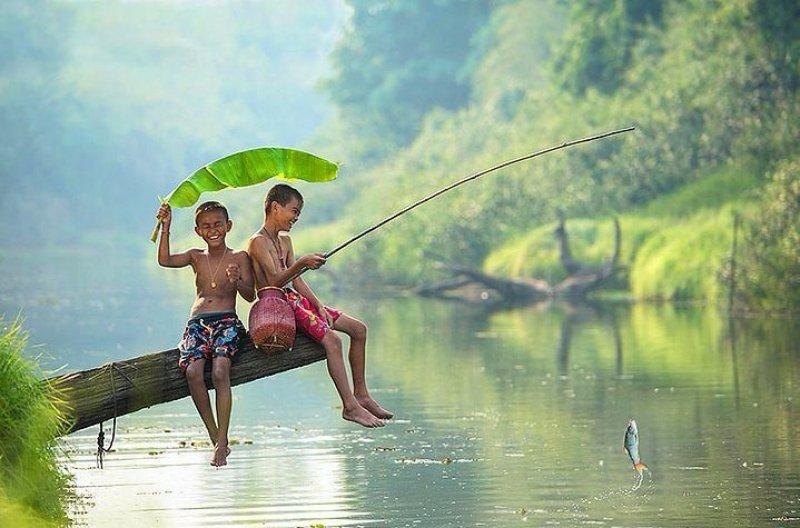 Doğa ile iç içe oyun oynayan çocuklar