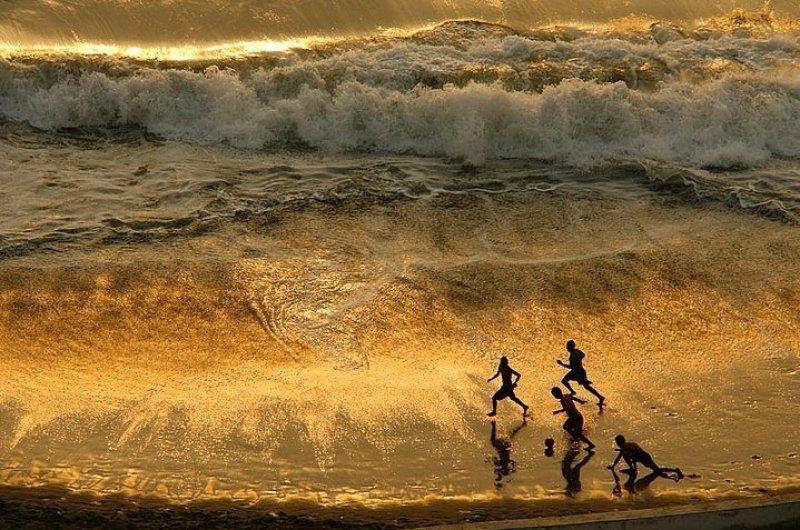 Doğa ile iç içe oyun oynayan çocuklar