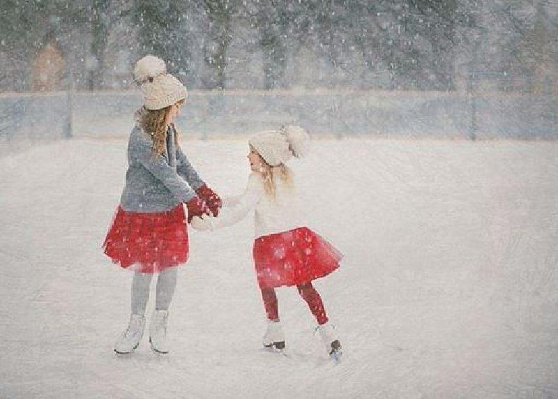 Doğa ile iç içe oyun oynayan çocuklar