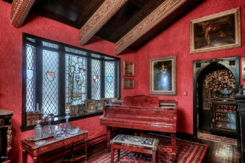 İç dekorasyonuyla kaleyi andıran tarihi ev