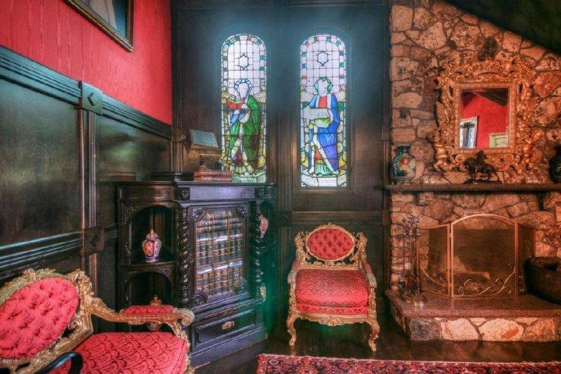 İç dekorasyonuyla kaleyi andıran tarihi ev