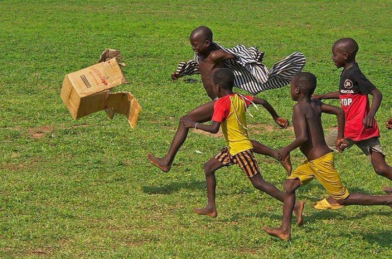 Doğa ile iç içe oyun oynayan çocuklar