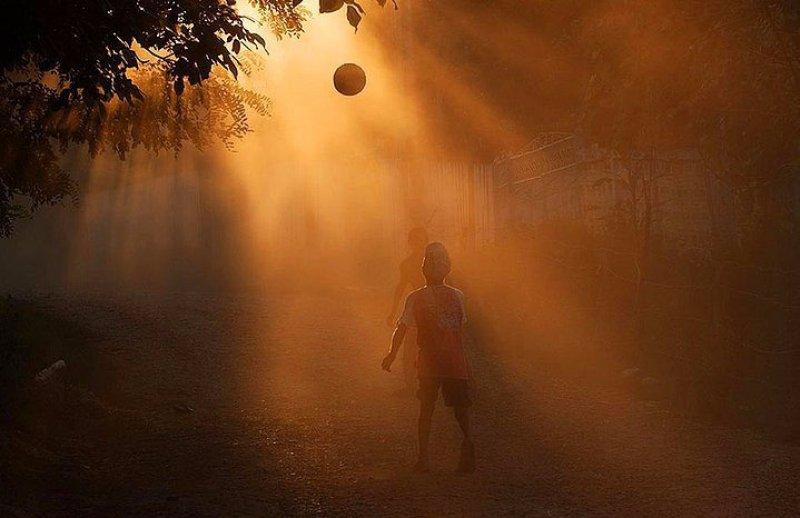 Doğa ile iç içe oyun oynayan çocuklar