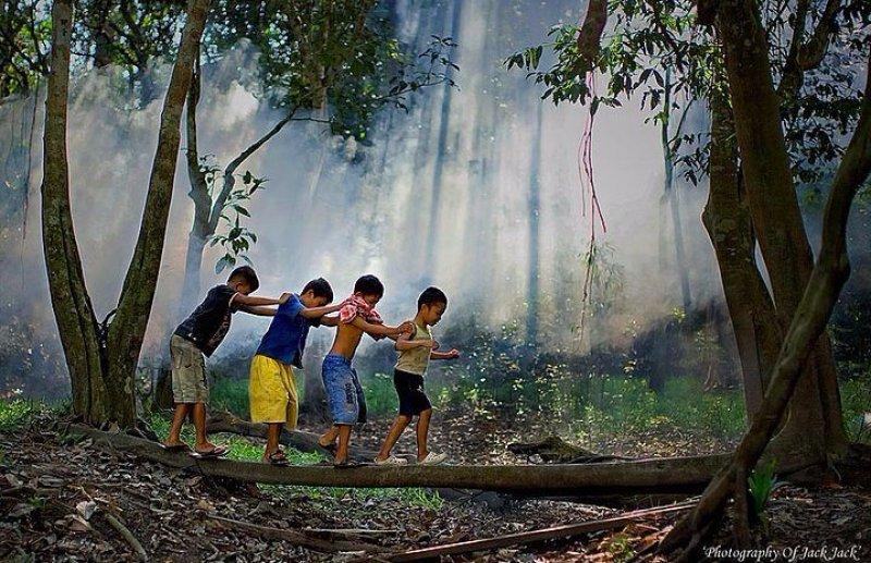 Doğa ile iç içe oyun oynayan çocuklar