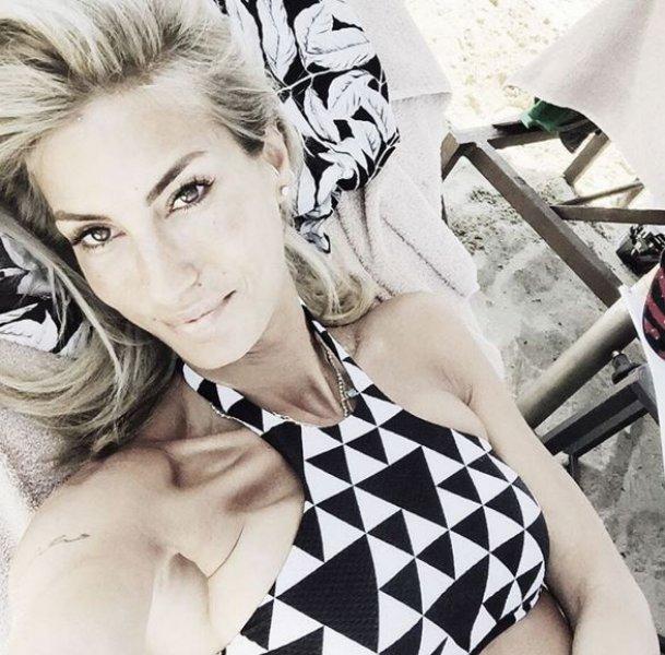 Çağla Şikel güzelliğiyle göz kamaştırdı