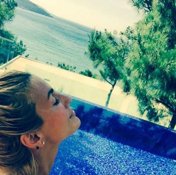 Çağla Şikel güzelliğiyle göz kamaştırdı