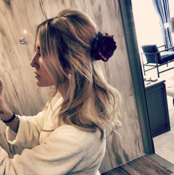 Çağla Şikel güzelliğiyle göz kamaştırdı