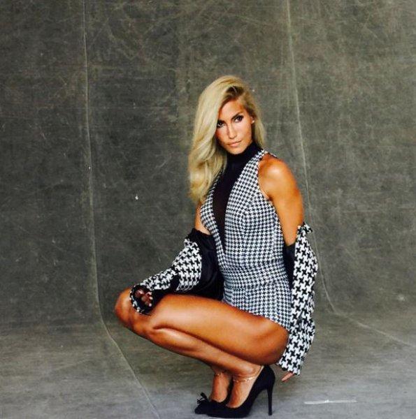 Çağla Şikel güzelliğiyle göz kamaştırdı