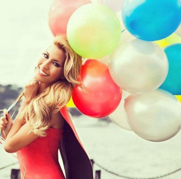 Çağla Şikel güzelliğiyle göz kamaştırdı